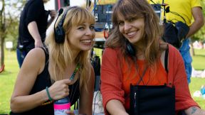 Monika und Martina Plura bei Dreharbeiten