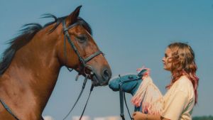 Filmbild aus "Pferd am Stiel"