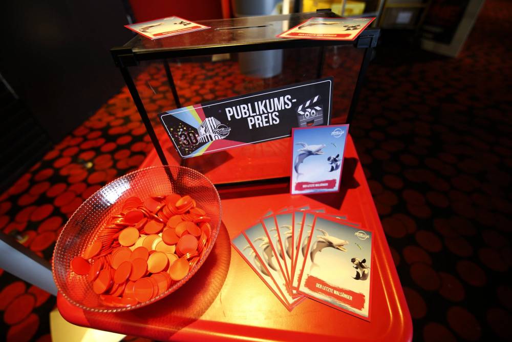 Ein Tisch mit Plastikchips für den Publikumspreis