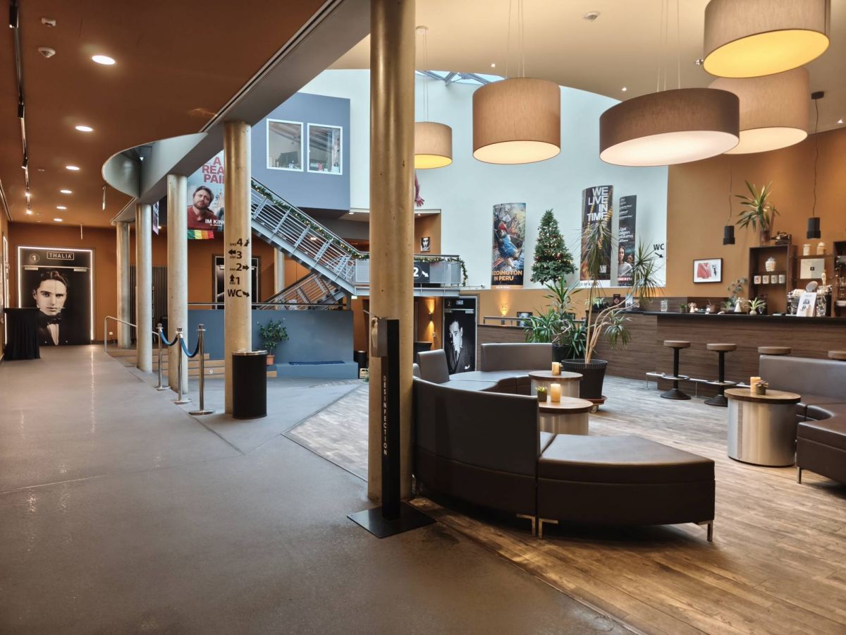 Foto, das das Foyer im Thalia Kino in Potsdam zeigt
